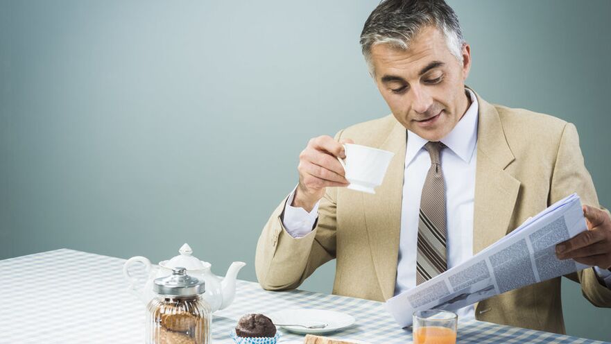 gizon batek tea edaten du potentzia hobetzeko